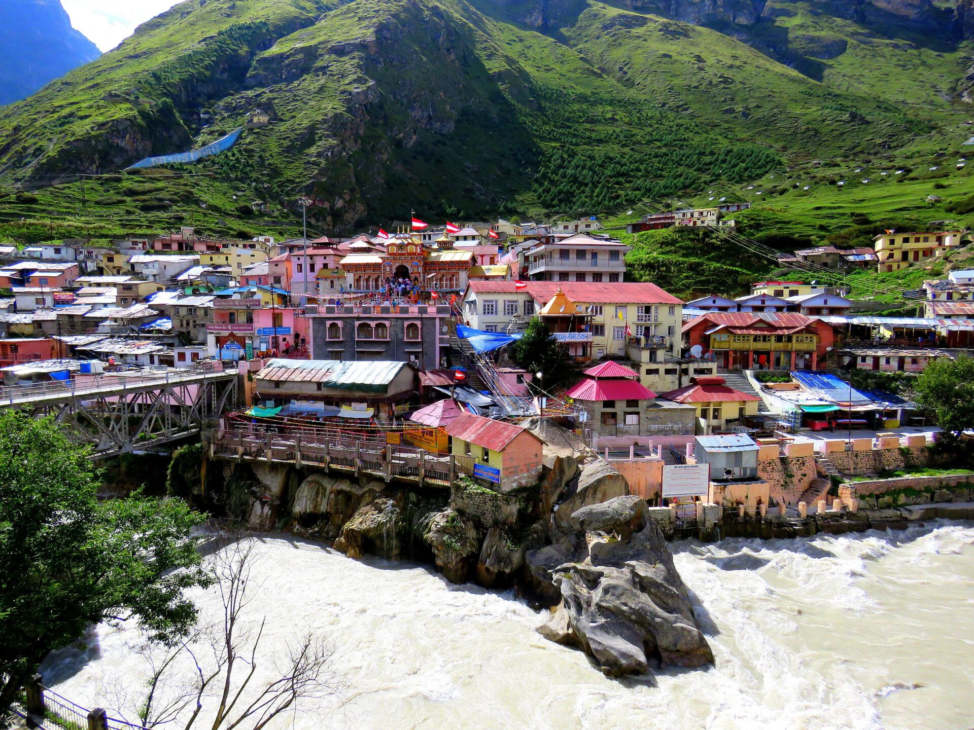 Alaknanda River's Fury Sparks Fear at Badrinath Temple
