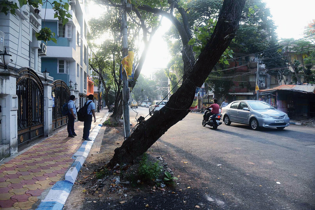 New Town Kolkata Permits Footpath Use for Construction Material Storage