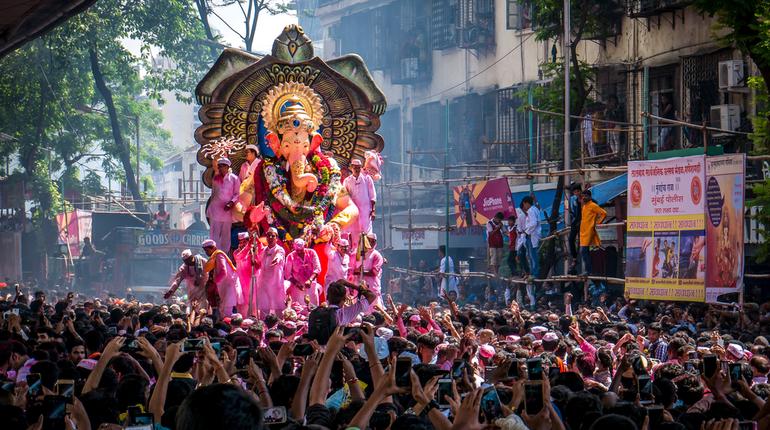 HC Orders BMC to Crack Down on Ganesh Pandal Violations HC Orders BMC to Crack Down on Ganesh Pandal Violations