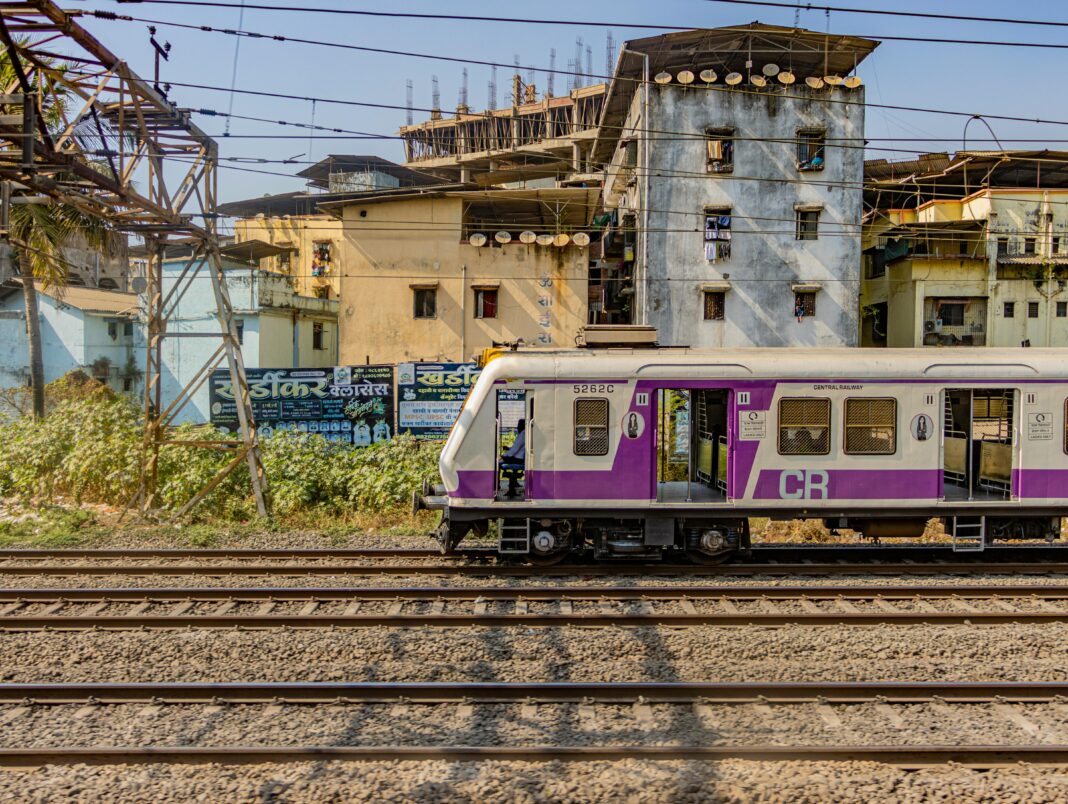 Mumbai Harbour and Trans-Harbour Trains Delays Due to Pantograph Entanglement