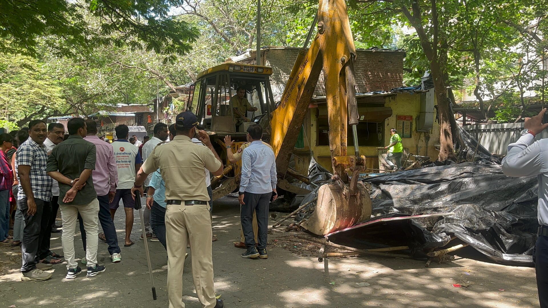 BMC Razes Everard Slum, Dwellers Refuse to Shift to Mahul ‘Gas Chamber