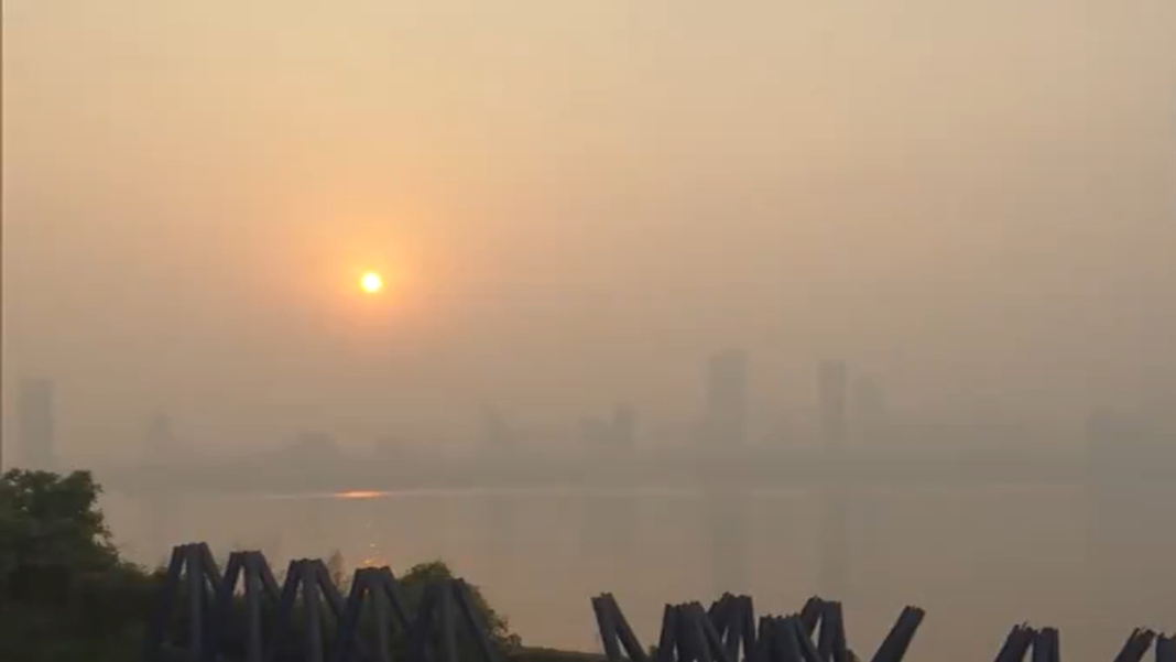 Delhi, Mumbai Residents See Smoggy Sunrise Pre-Diwali