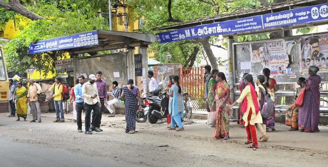 Chennai’s Venkatnarayana Road Median Becomes Improvised Bus Stop Amid Urban Challenges