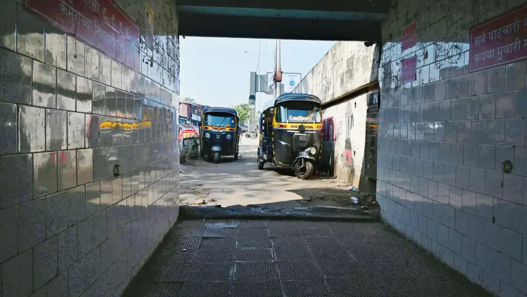 Mumbai's Subway Under Cleanliness and Maintenance Divide Between City and Suburbs