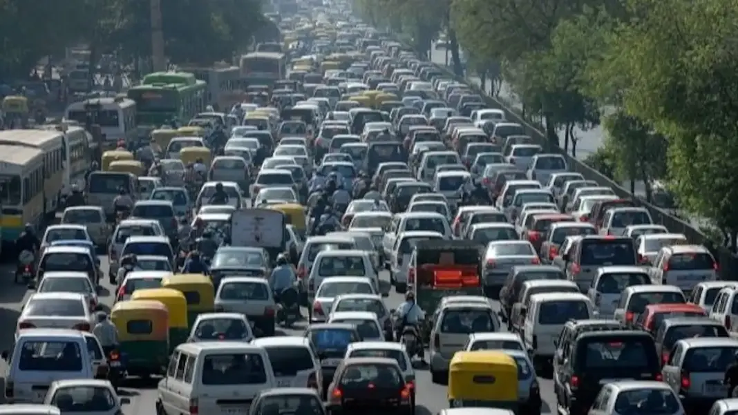 Holiday Traffic Paralyzes Mumbai-Pune Expressway
