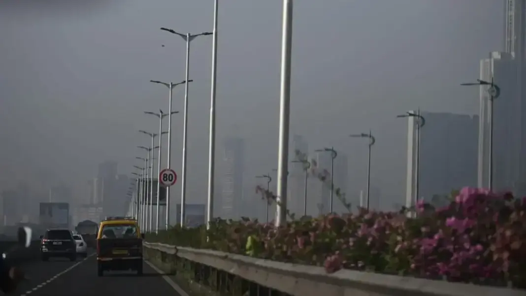 Foggy Mornings and Warm Afternoons in Mumbai's Weather Update today.