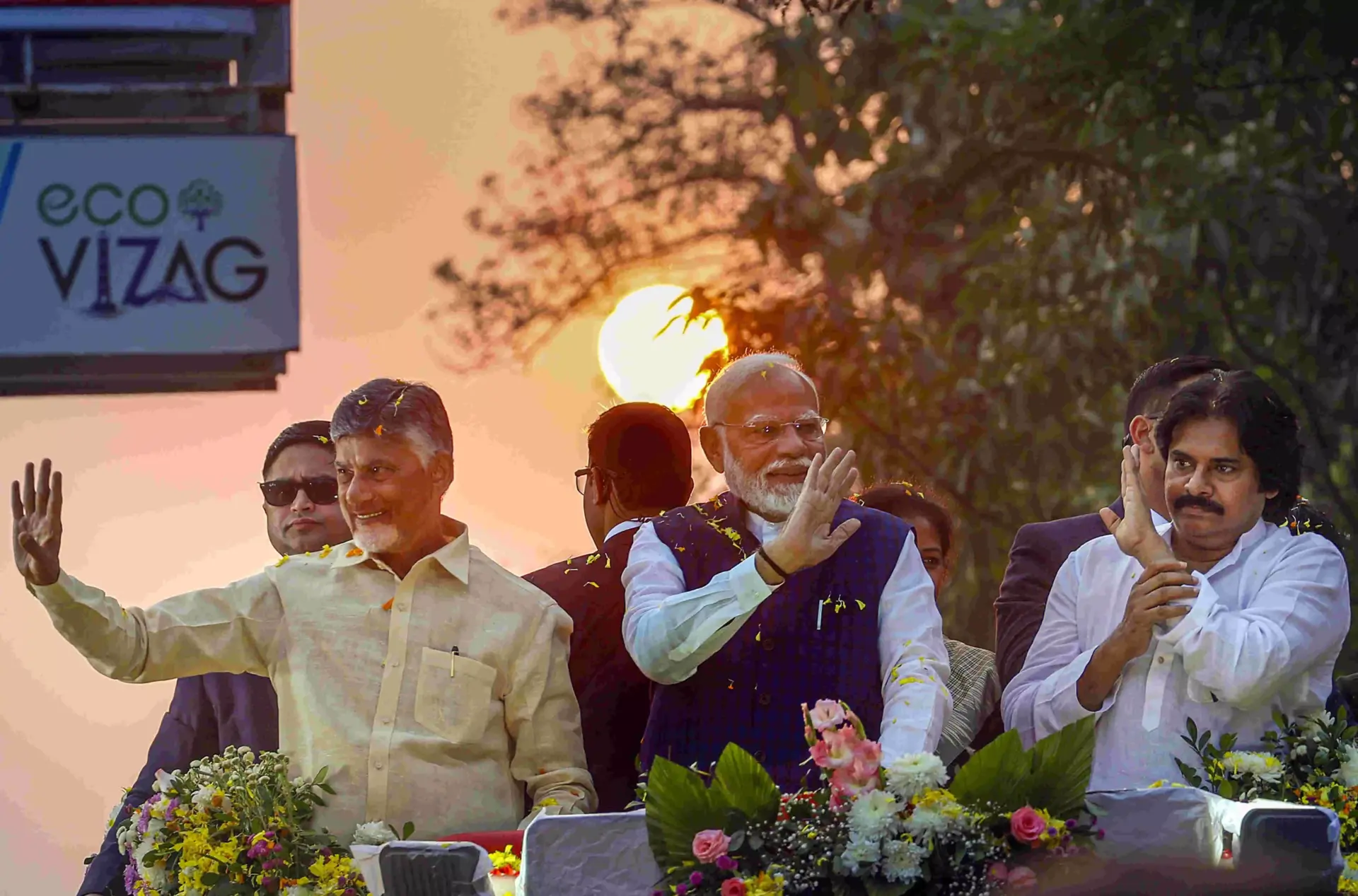 PM Modi Inaugurates ₹2 Lakh Crore Projects in Visakhapatnam, Including Green Hydrogen Hub