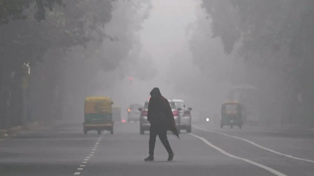Delhi Faces Unseasonal Cold and Poor Air Quality Amid Rising Pollution Levels
