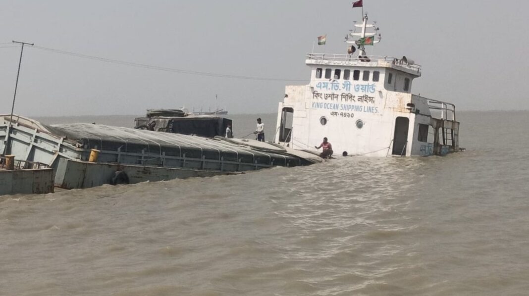 Bangladeshi Vessel Dumps Toxic Fly Ash in Muriganga River Near Ghoramara, Raising Environmental Concerns
