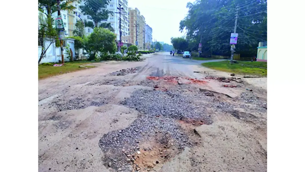 Lucknow Locals Struggle as Roads Remain Blocked