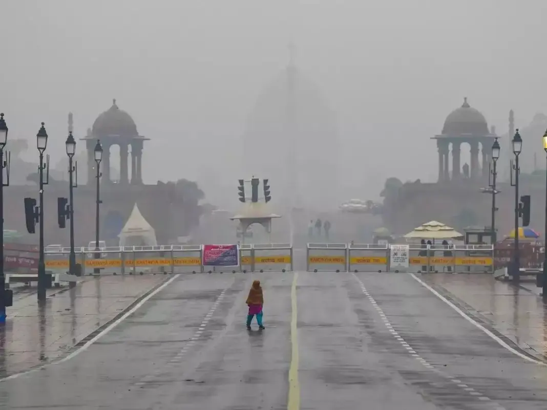 Delhi sees higher temperatures with IMD predicting light rain and gusty winds