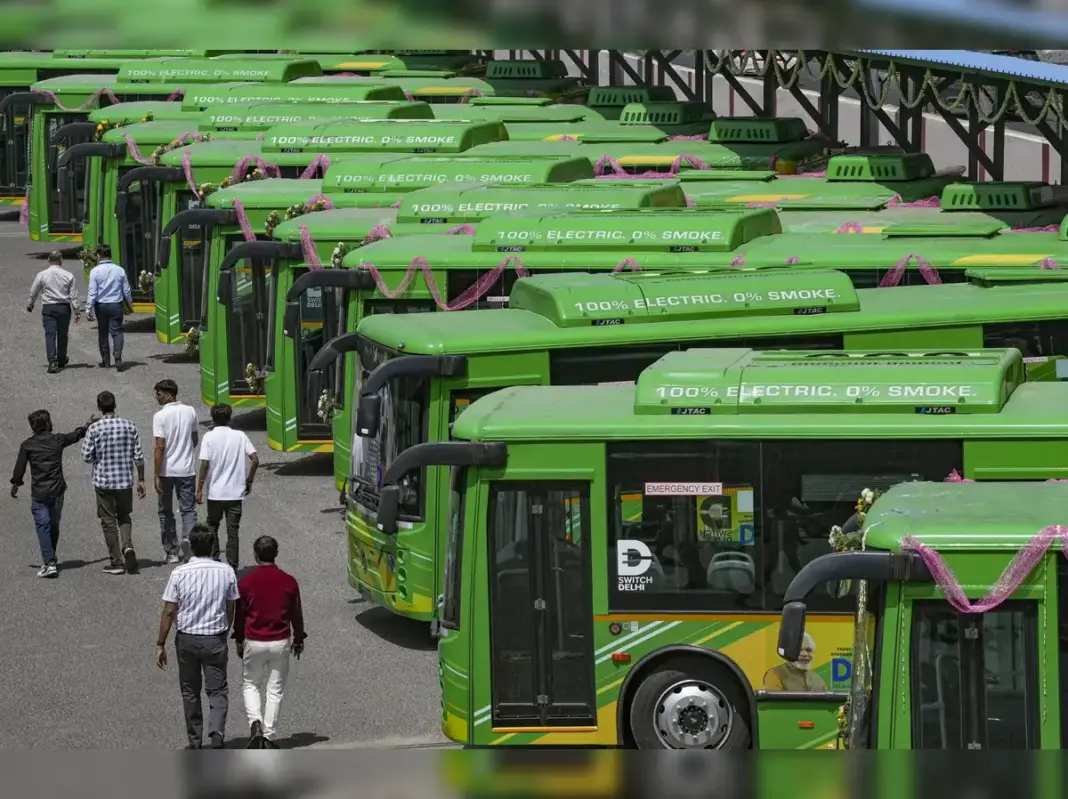 Delhi turns old buses into food stalls