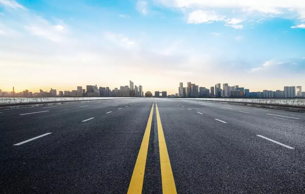 India Aims for 100 km of Highways Every Day