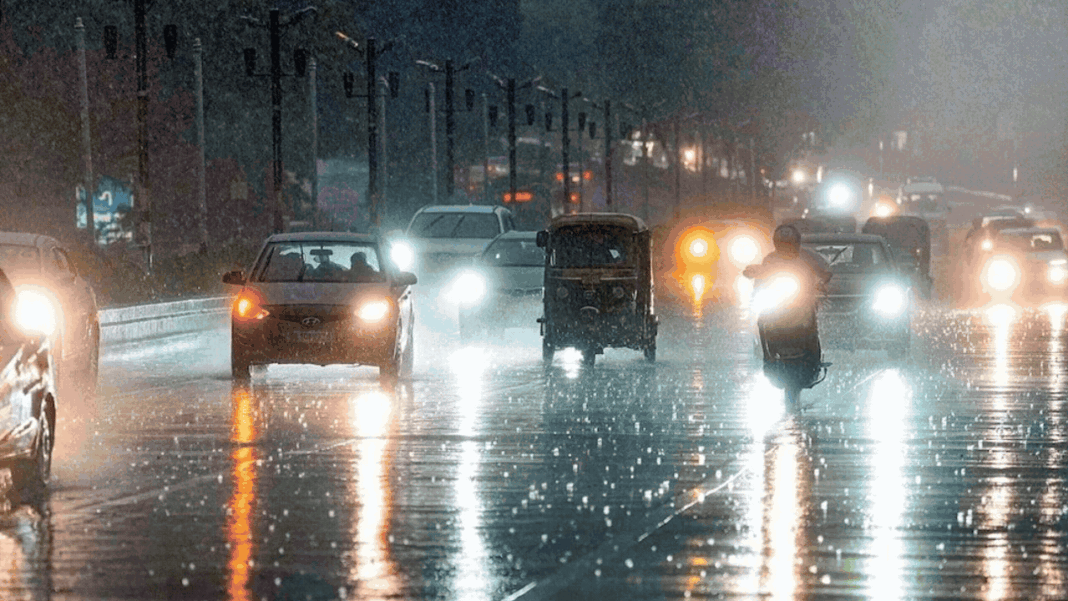 Delhi rainstorm floods roads overnight