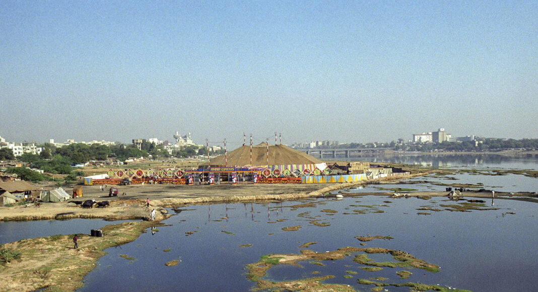 Ahmedabads Sabarmati Clean-Up Begins with Drain Closures