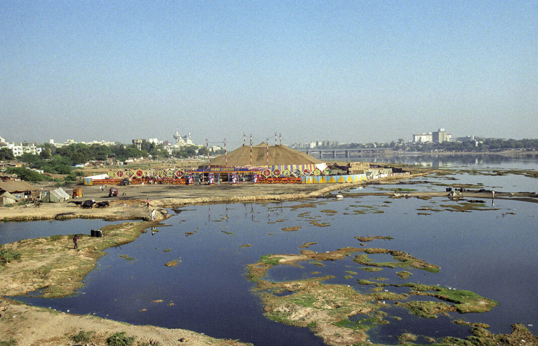 Ahmedabads Sabarmati Clean-Up Begins with Drain Closures