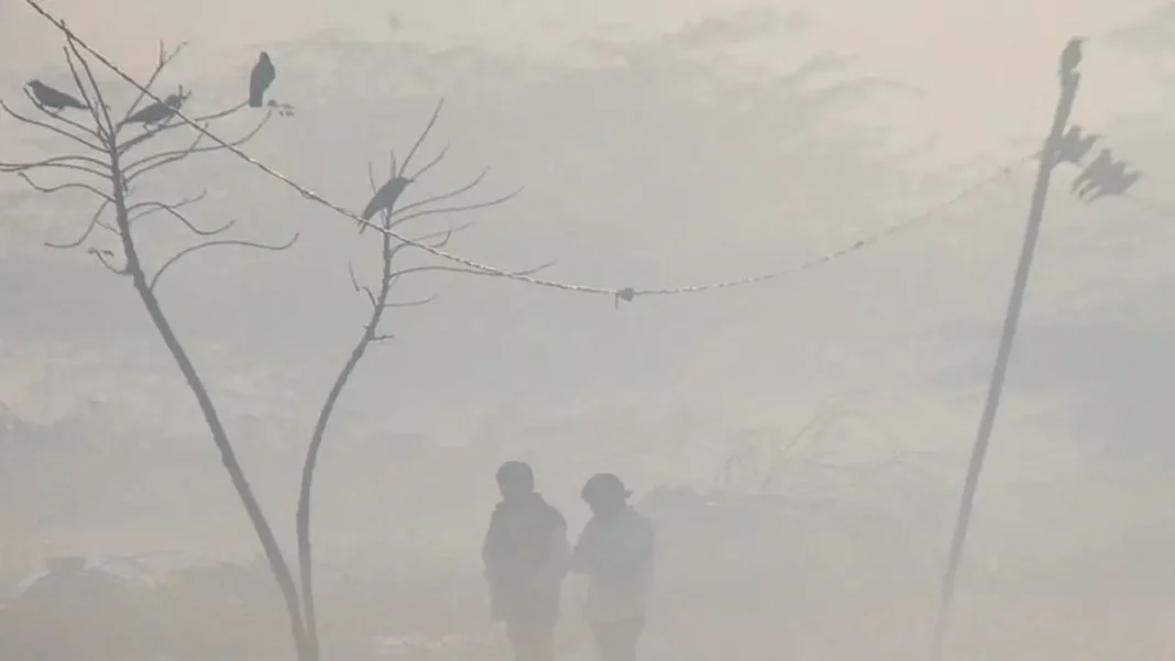Delhi Experiences Unseasonal Rainfall and Poor Air Quality