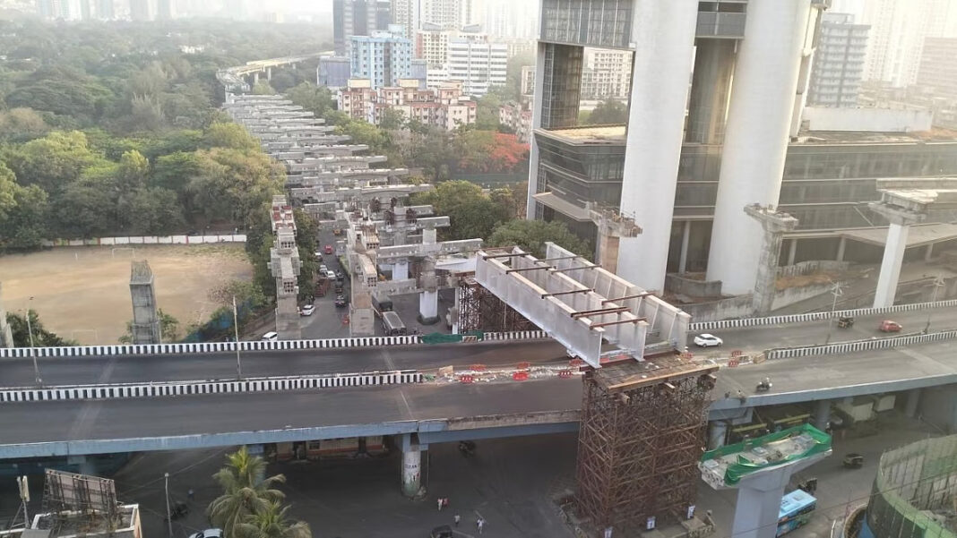 Heavy Steel Girder Installed in Metro 4 Project