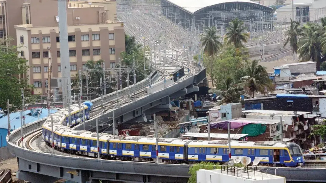 Maha Metro Continues FOB Work Near Flood-Prone Zone