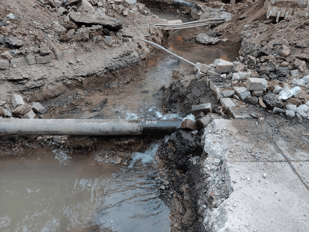 Pune pipeline bursts during metro work, Thousands Litres Water Wasted