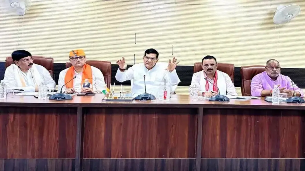Varanasi Minister Reviews Drain Cleaning and Beautification Projects