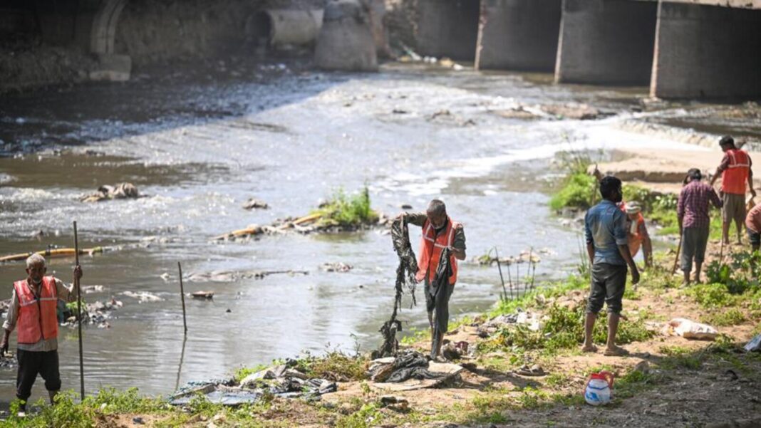 Delhi workers clean toxic drains before rains
