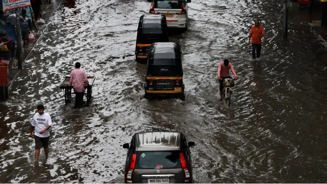 Road Breaks in South Mumbai Stops Traffic