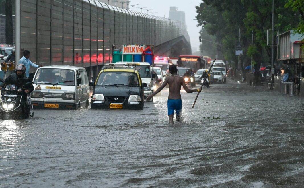 Mumbai on High Rain Alert After Fort , Bandra , Matunga , Haji Ali Waterlogged