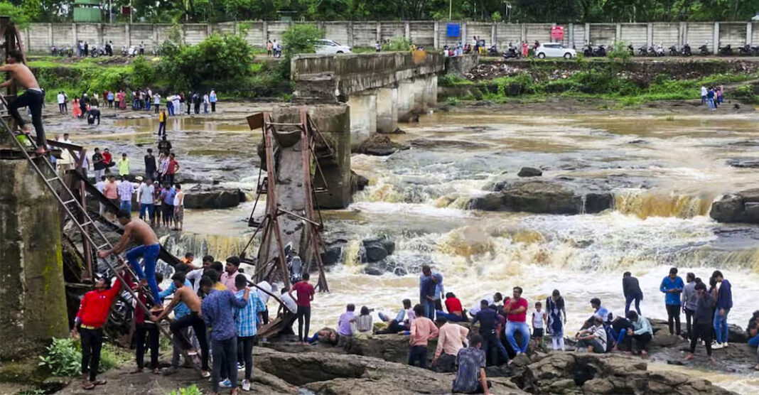 Pune Pedestrian Bridge Collapse : four people dead, 18 injured