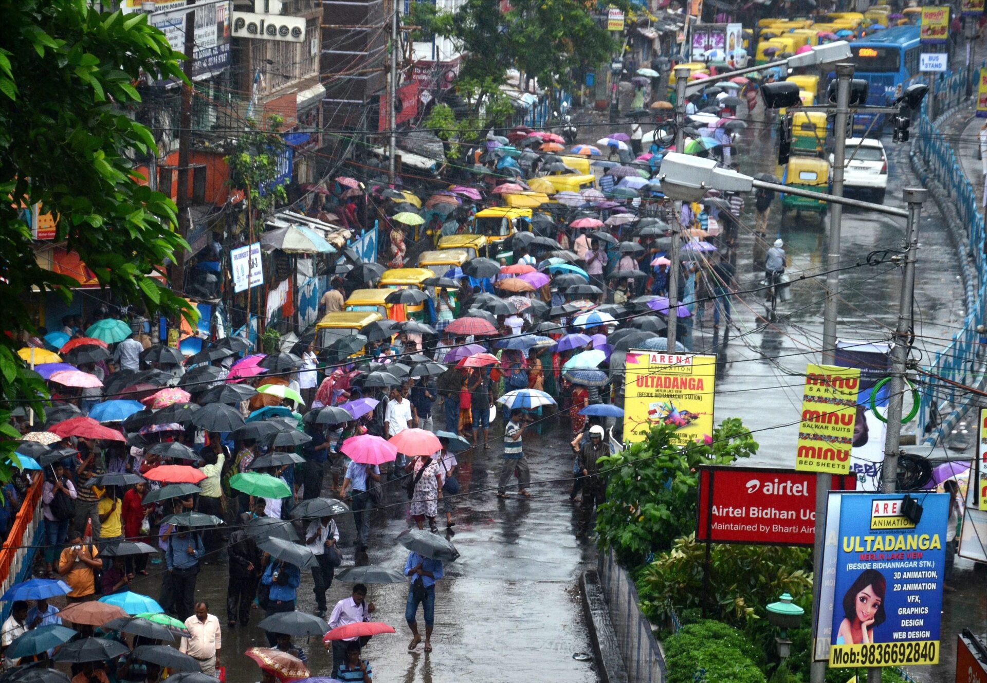Kolkata Rains Trigger Flash Floods, Heavy Rains Slow Traffic Across Major Routes