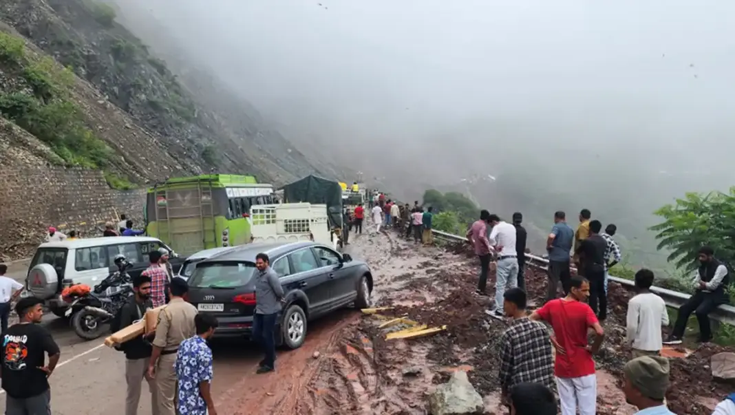 Shimla commuters stranded as Manali highway blocked by fresh landslide