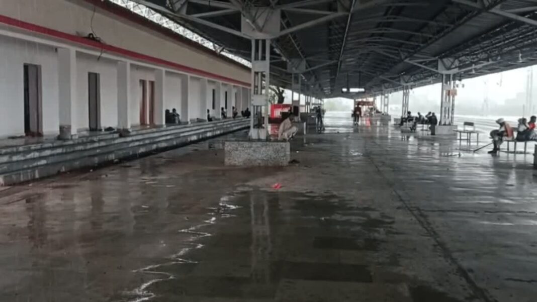 Madhya Pradesh Harpalpur Station Faces Severe Leakage
