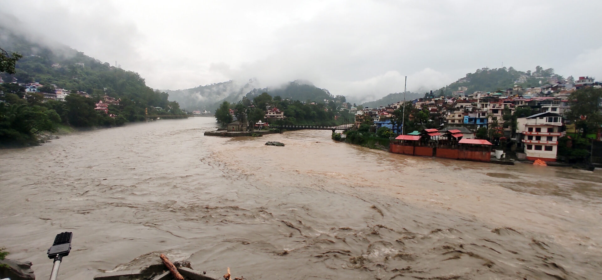 Narmada Floods Mandla Vehicles Stranded Dam Gates Opened