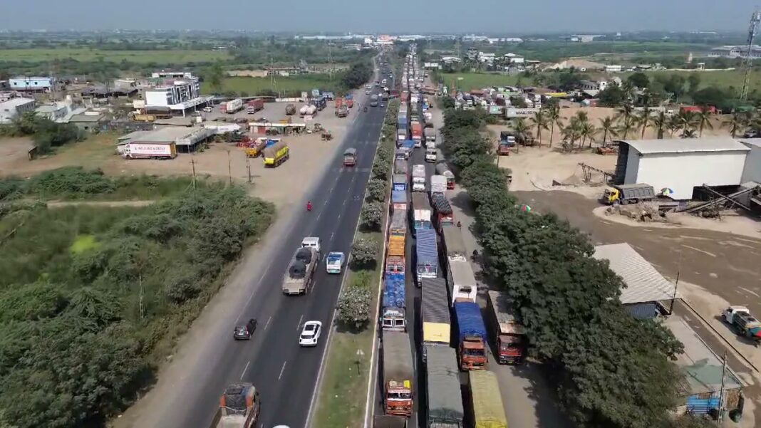 Vadodara Hit by 15‑Km Traffic Jam on NH‑48 at Jambuva Bridge