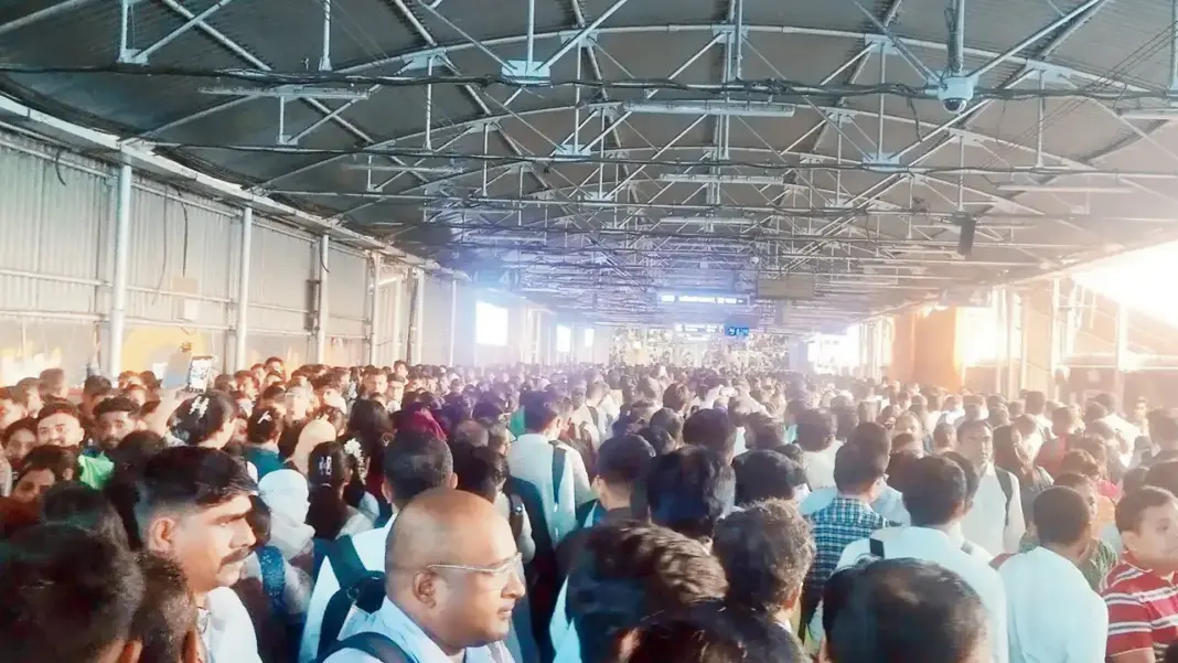 Mumbai metro glitch on Blue Line 1 leads to crowd panic and renews long standing demand for six coach trains