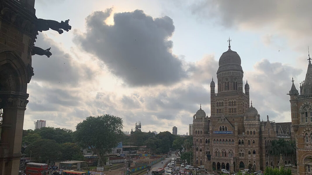 Mumbai Set for Overcast Skies With Heavy Rainfall Likely by Afternoon