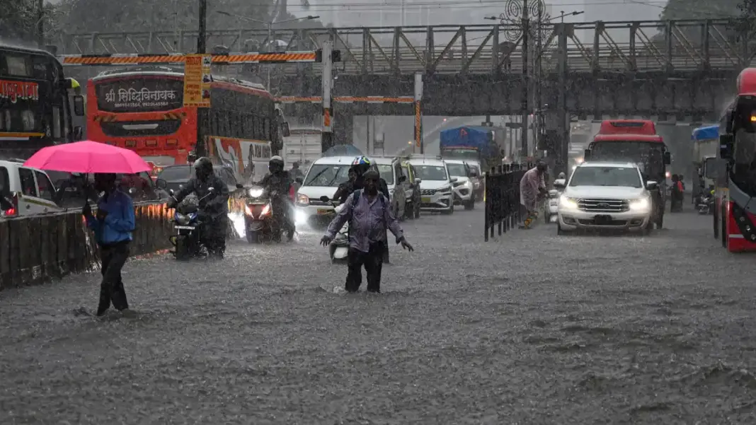 Mumbai Under Yellow Alert as IMD Predicts Heavy Rainfall Throughout the Day