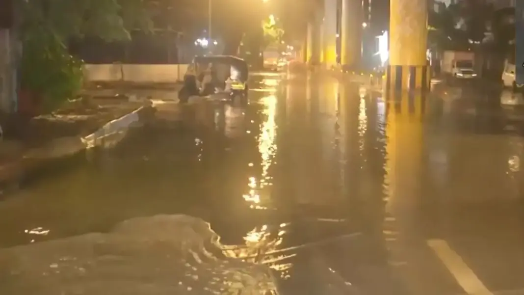 Mumbai Faces Intense Rainfall Waterlogging Hits Key City Roads