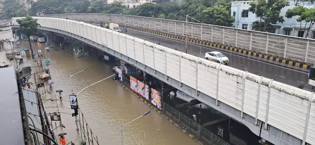 Mumbai witnesses MMRDA wall collapse after heavy monsoon rains