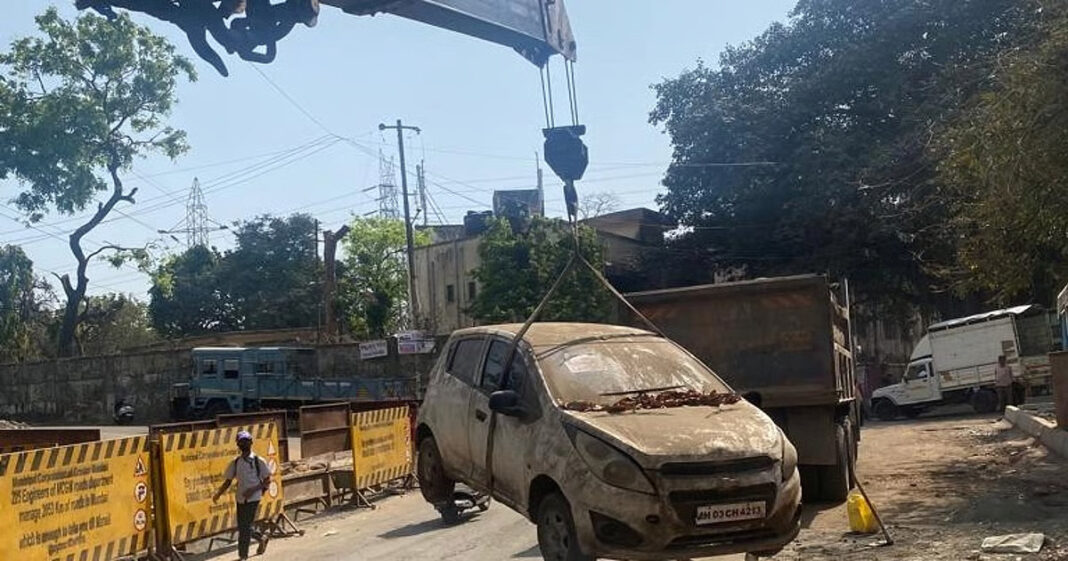 BMC Cracks Down On Khataras, Clears 1,900+ Scrap Vehicles Blocking City Roads