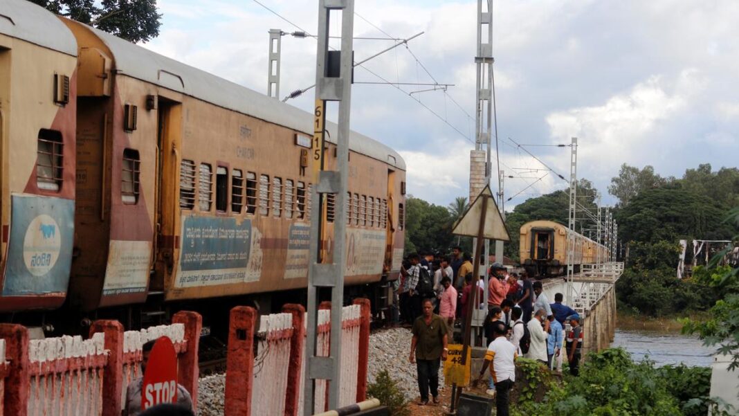 Talaguppa‑Mysuru Express Coaches Detach on Tunga Bridge
