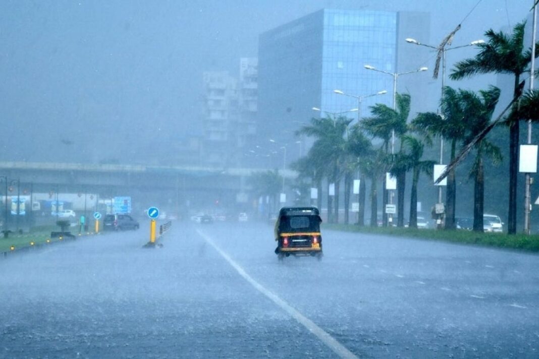 Mumbai to See Rain and High Tides Today