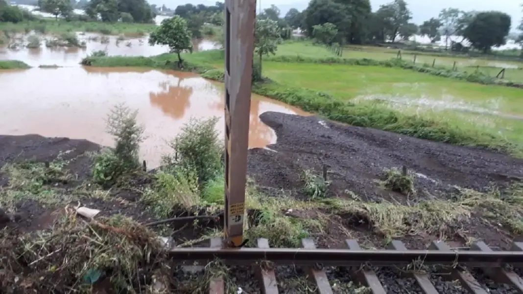Mumbai Nashik Highway blocked as Kasara Ghat boulders fall, floods hit