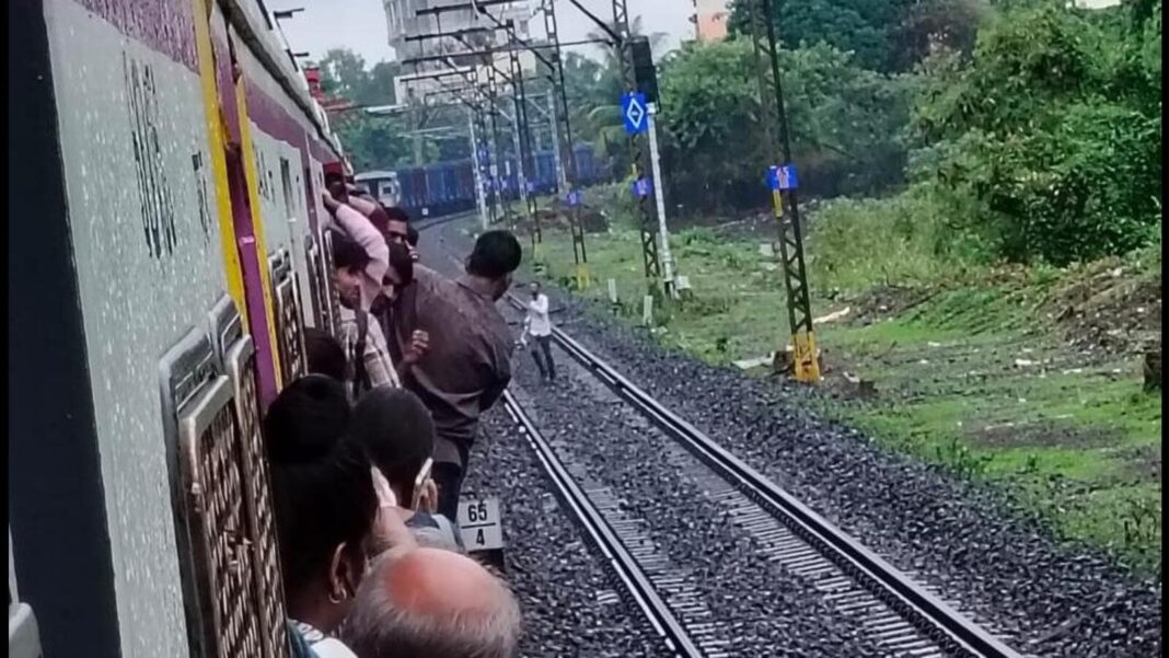 Central Railways Local Train Services Between Ambernath And Badlapur Halted By Technical Glitch