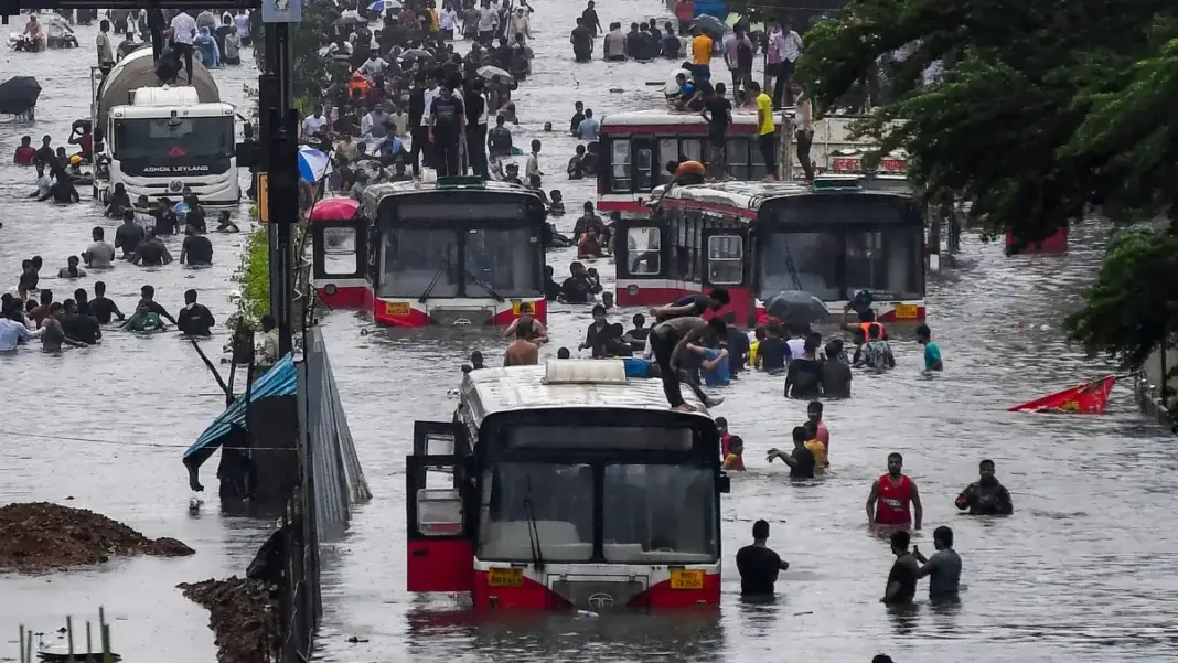 Mumbai Flooding Continues Despite BMC Efforts, Train Services Disrupted Near Sion-Kurla Areas