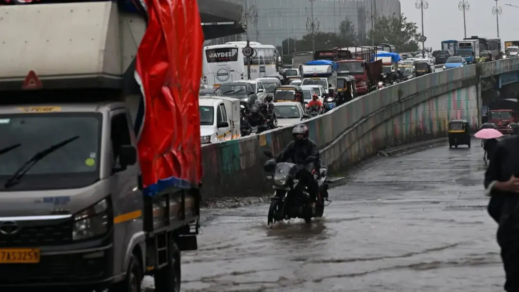 Mumbai faces heavy rains; waterlogging in Mahim, Thane, Sion, traffic jams, high tide