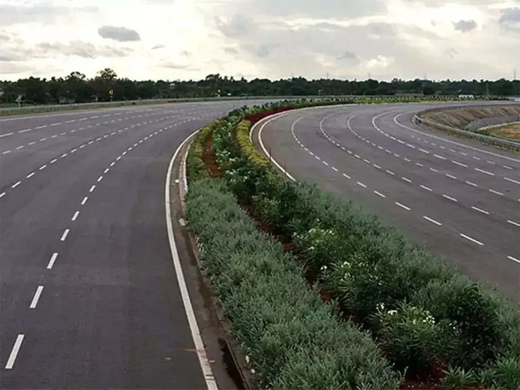 India Targets 100 Km Daily Highway Construction Boosting Auto Industry