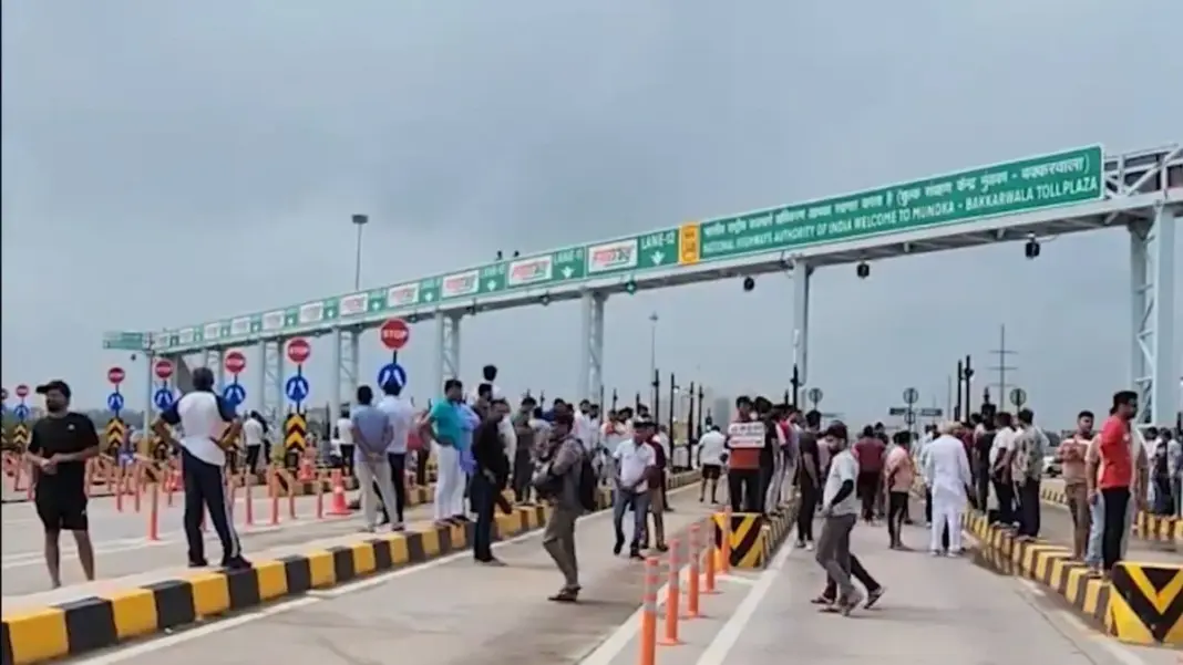 Delhi UER 2 Toll Plaza Blocked By Villagers Demanding Exemptions