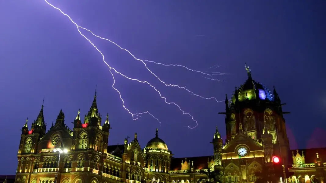 Mumbai On Yellow Alert As IMD Predicts Heavy Rain Thunderstorm, Local Train Delays