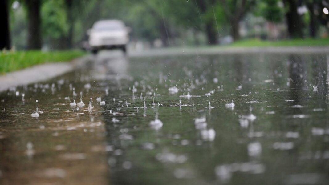 Mumbai Weather Brings High Humidity Patchy Rain With Moderate AQI Conditions Today